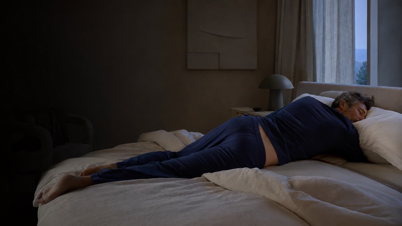 Gece hareketini anlatan sakin yatak odasında yetişkin erkek